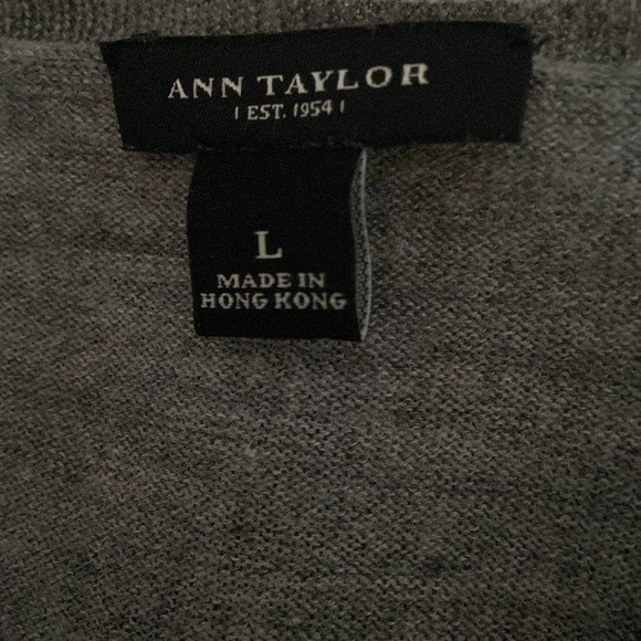 Ann Taylor Gray Ruffled Short Sleeve 100% Extrafine Merino Wool Blouse Career - Picture 4 of 5